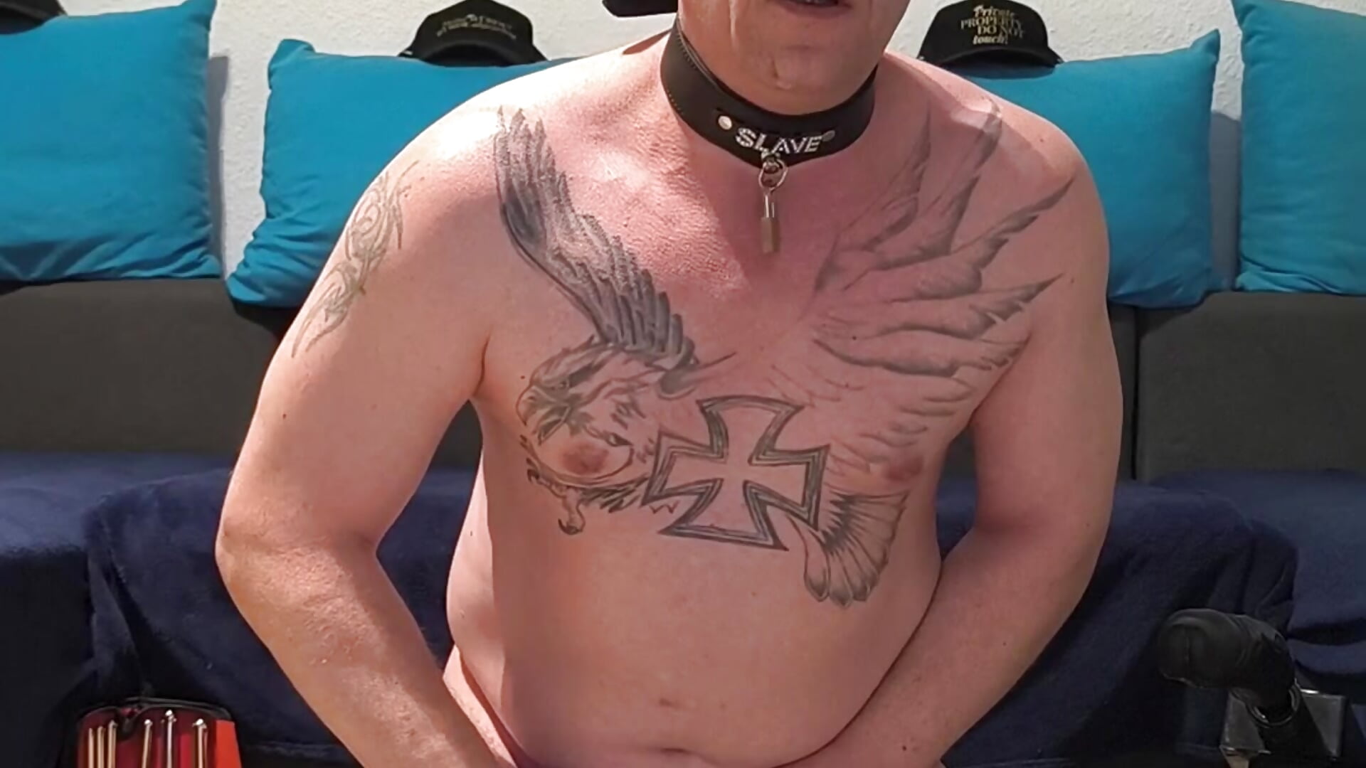 Cumshot im Nieten KG - Video von Sklave-Sille Cam-Model