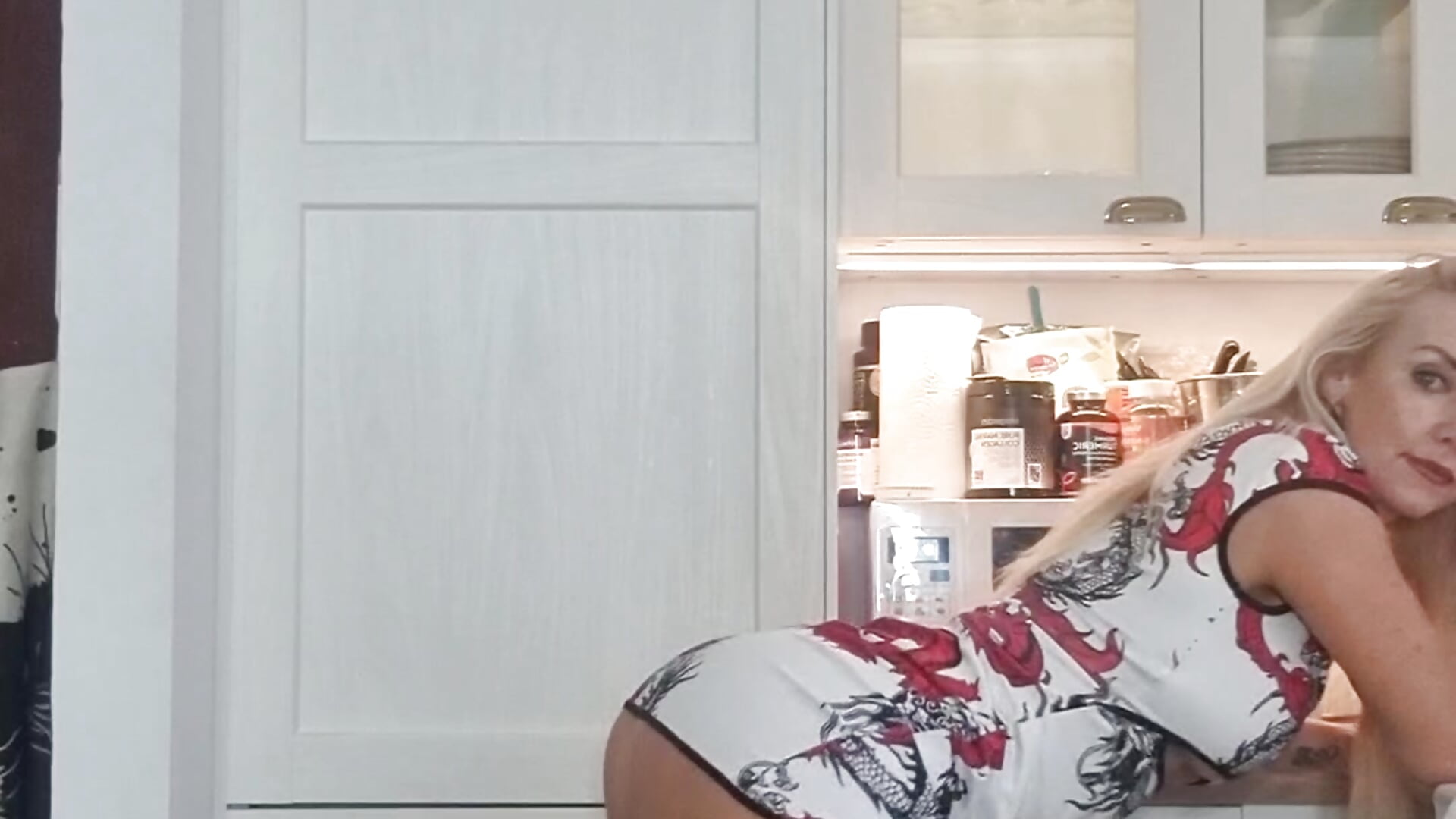 Does my bum look big in this...? - video di KizzyXx modella di cam