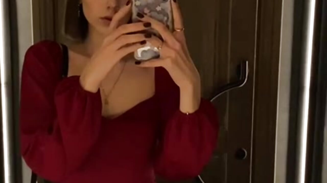 In a red dress - Video von babychika_ Cam-Model