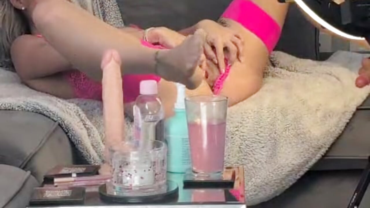 Pussy fuck with dildo 😻🍆 — filmik DeliciousDeeX, modela(-lki) na kamerkach