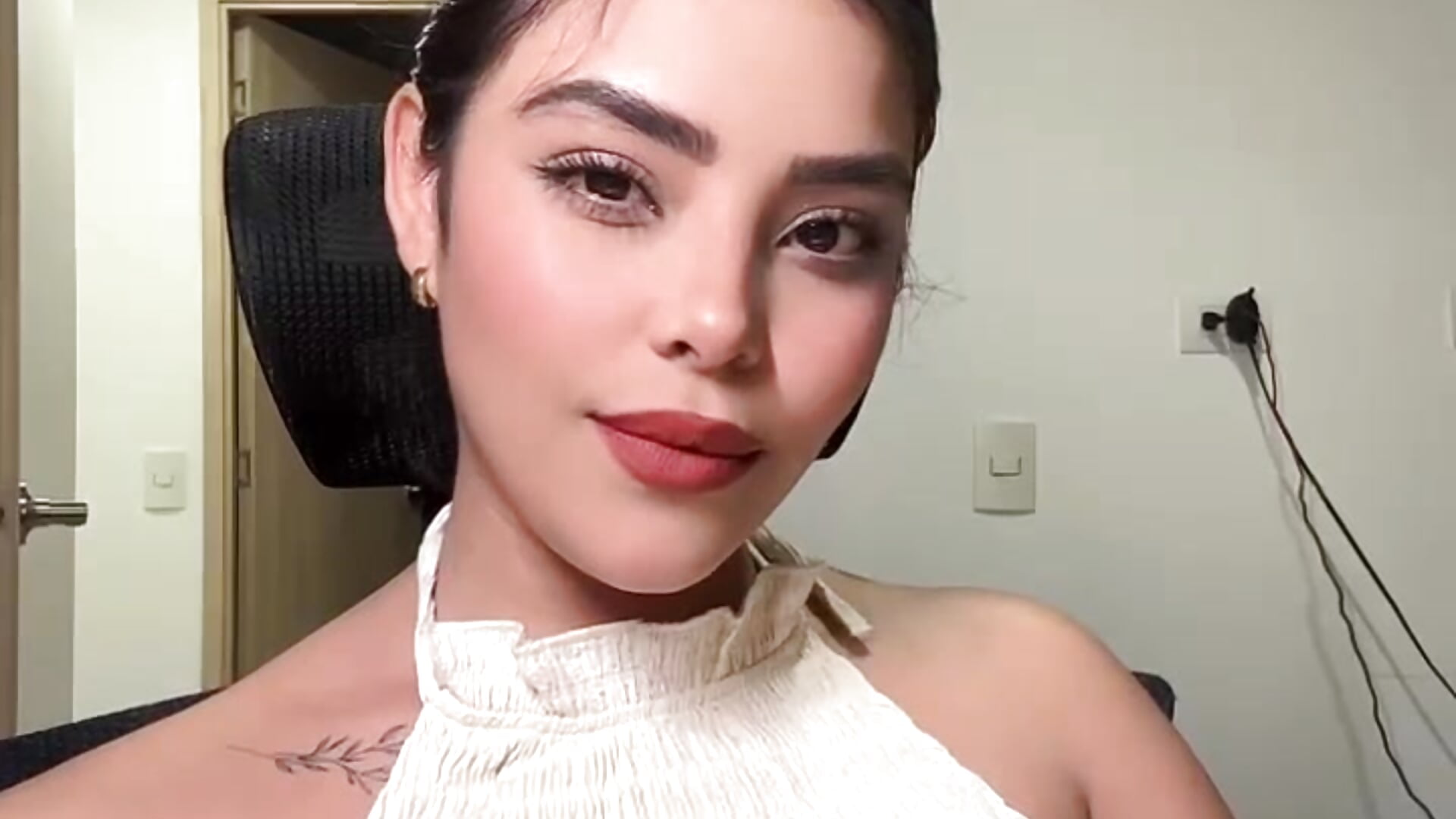 Hola guys XOXO - video di Sara-Evans modella di cam