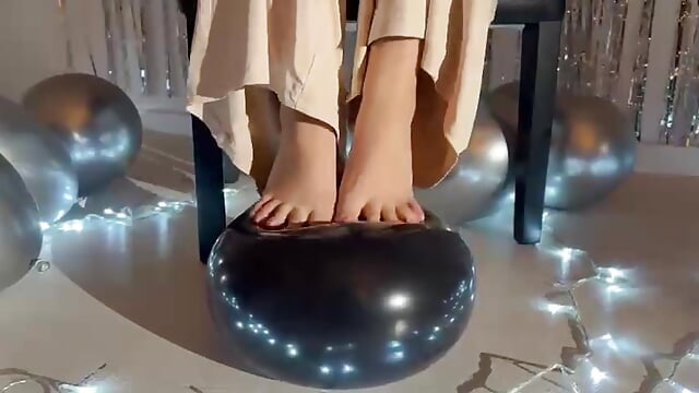 FEET VS LATEX GLOBE  // ASMR