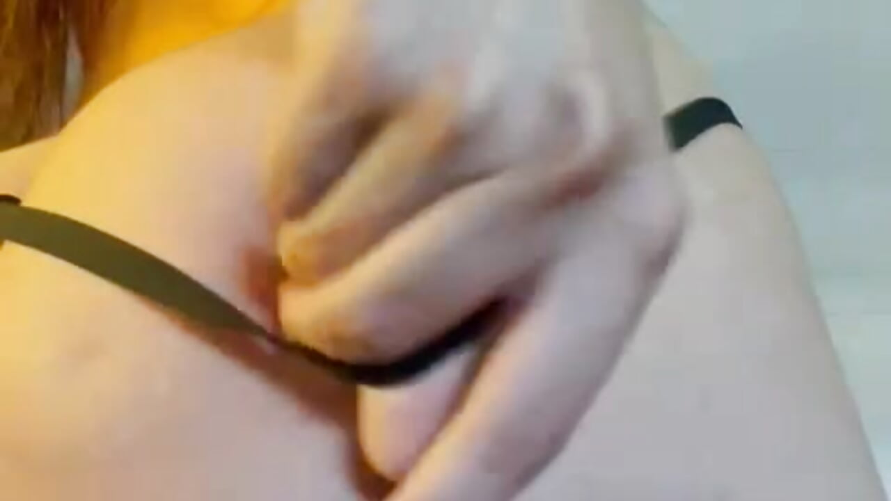 Mi gran culo y toda mojada tocandome😍👄🍑 - vídeo de la modelo de cam abilovesyou1