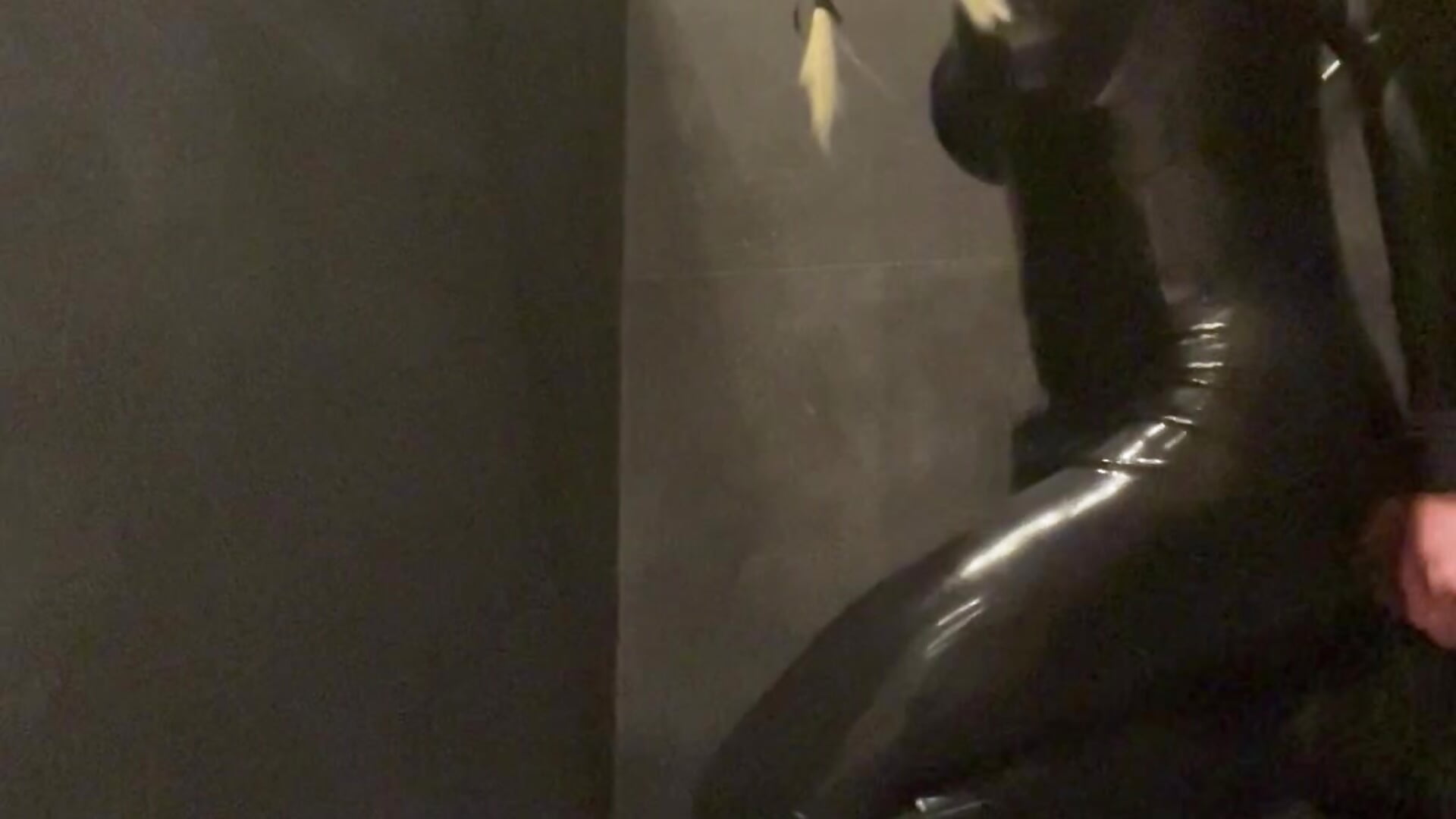 Blowjob in Handschellen – video modela na kameri latexluisa