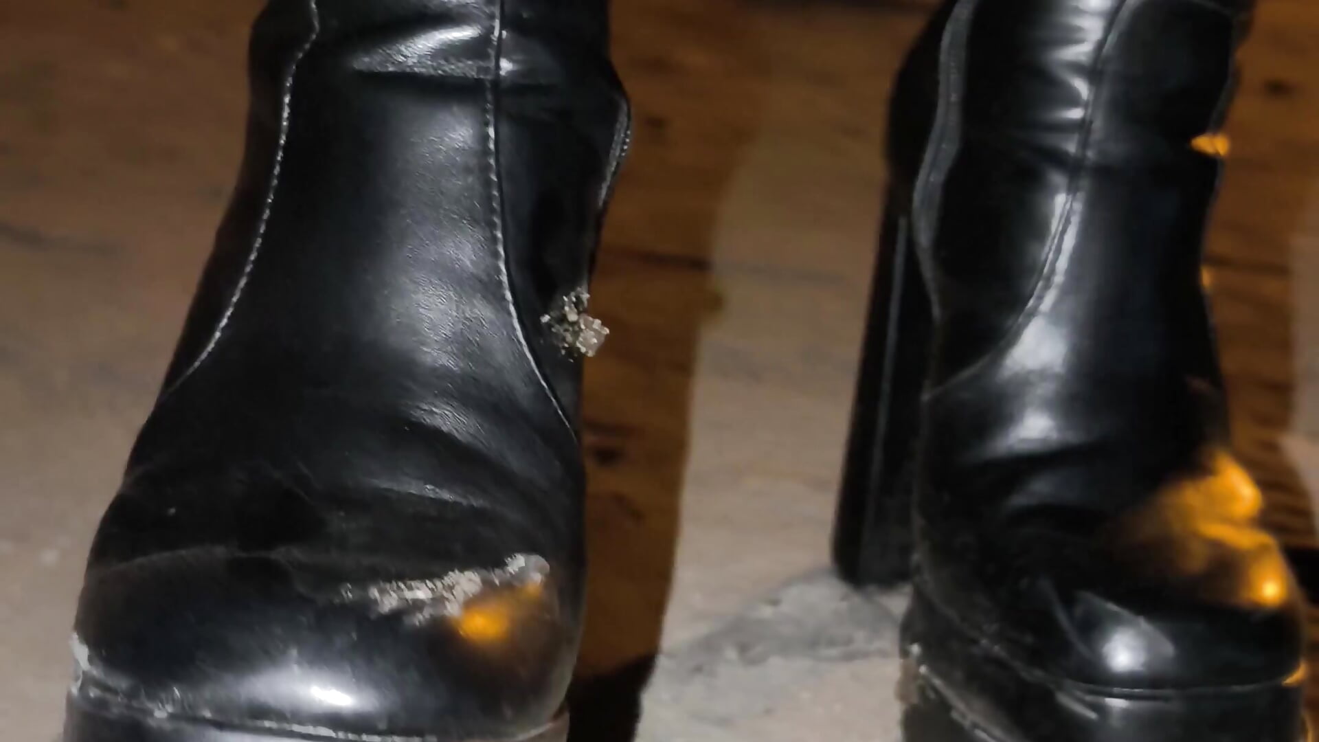 Do you want a banana?🍌 I show you how I made it. 👢😉😈 - video by CruelSiren cam model