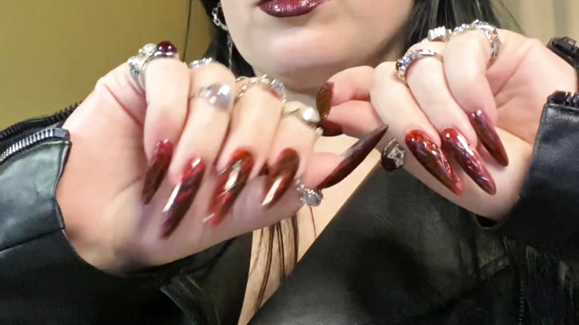 tapping nails in front of your face - Jolie_Orchid 캠 모델의 동영상