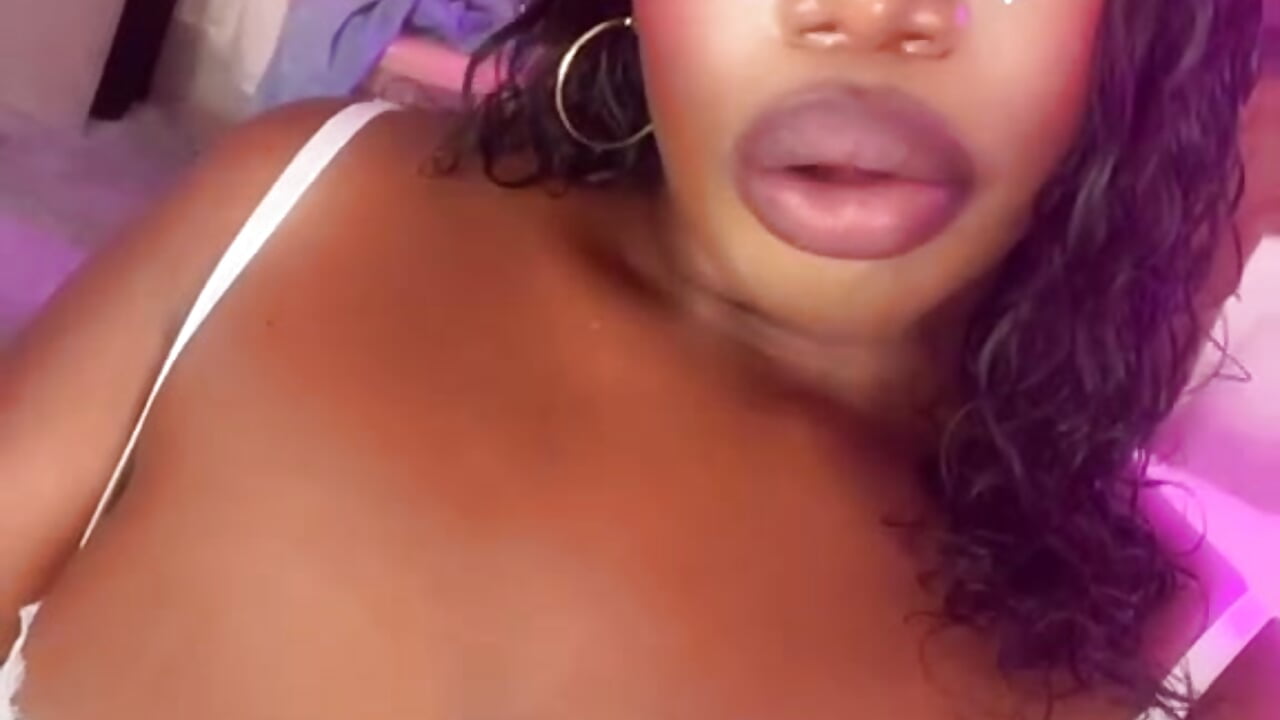 Wet Mischief Starts Slowly… Then Gets Completely Out of Hand - video di ViolettGomez_93 modella di cam