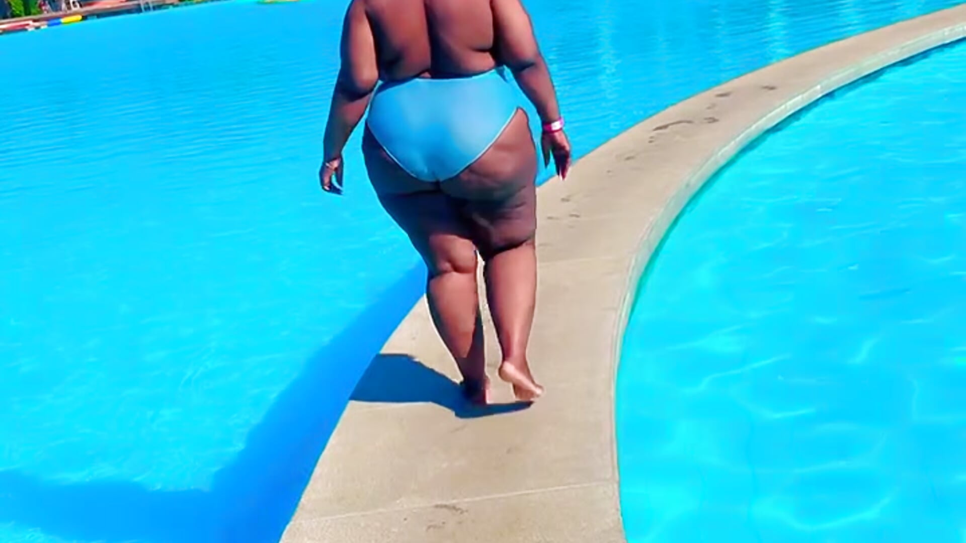 Walking around in swimsuit - video by ROYALASS25 cam model