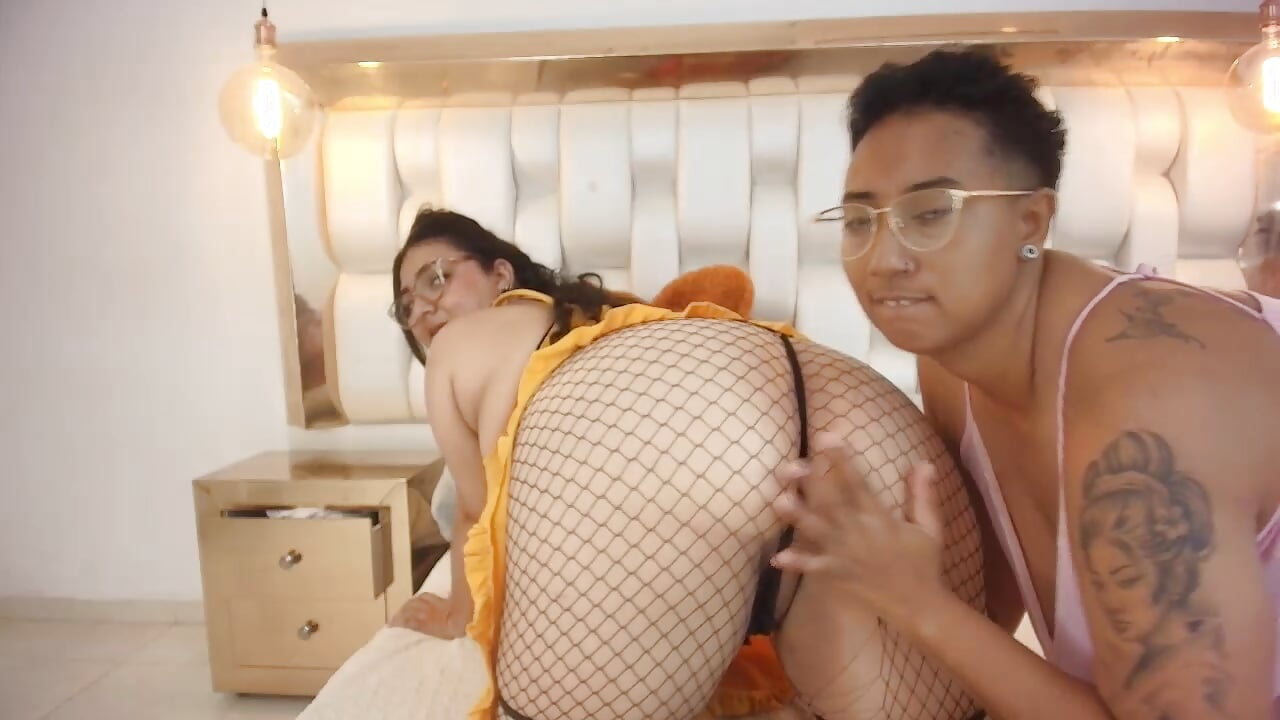 Look at our cute and delicious asses 🔥 - TiffantyAndStacy 캠 모델의 동영상