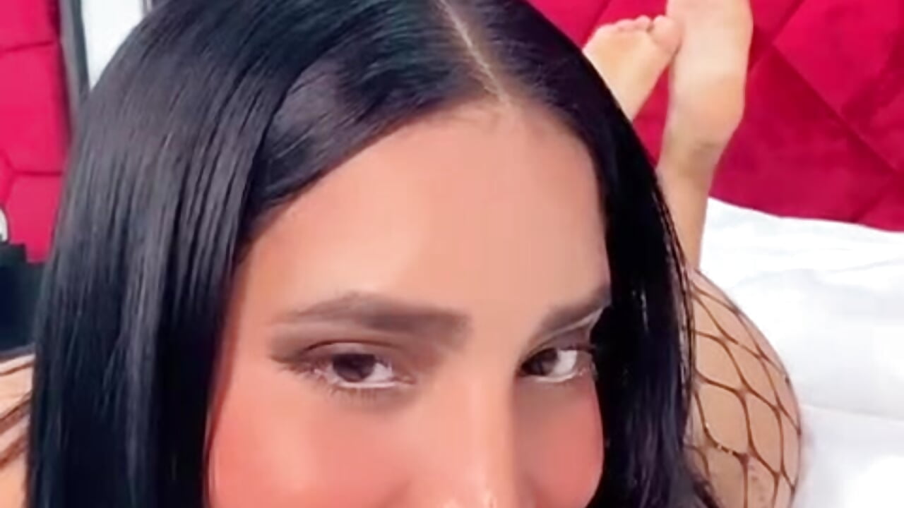 little hello ✨🌺 - video by GeraldineSandoval cam model