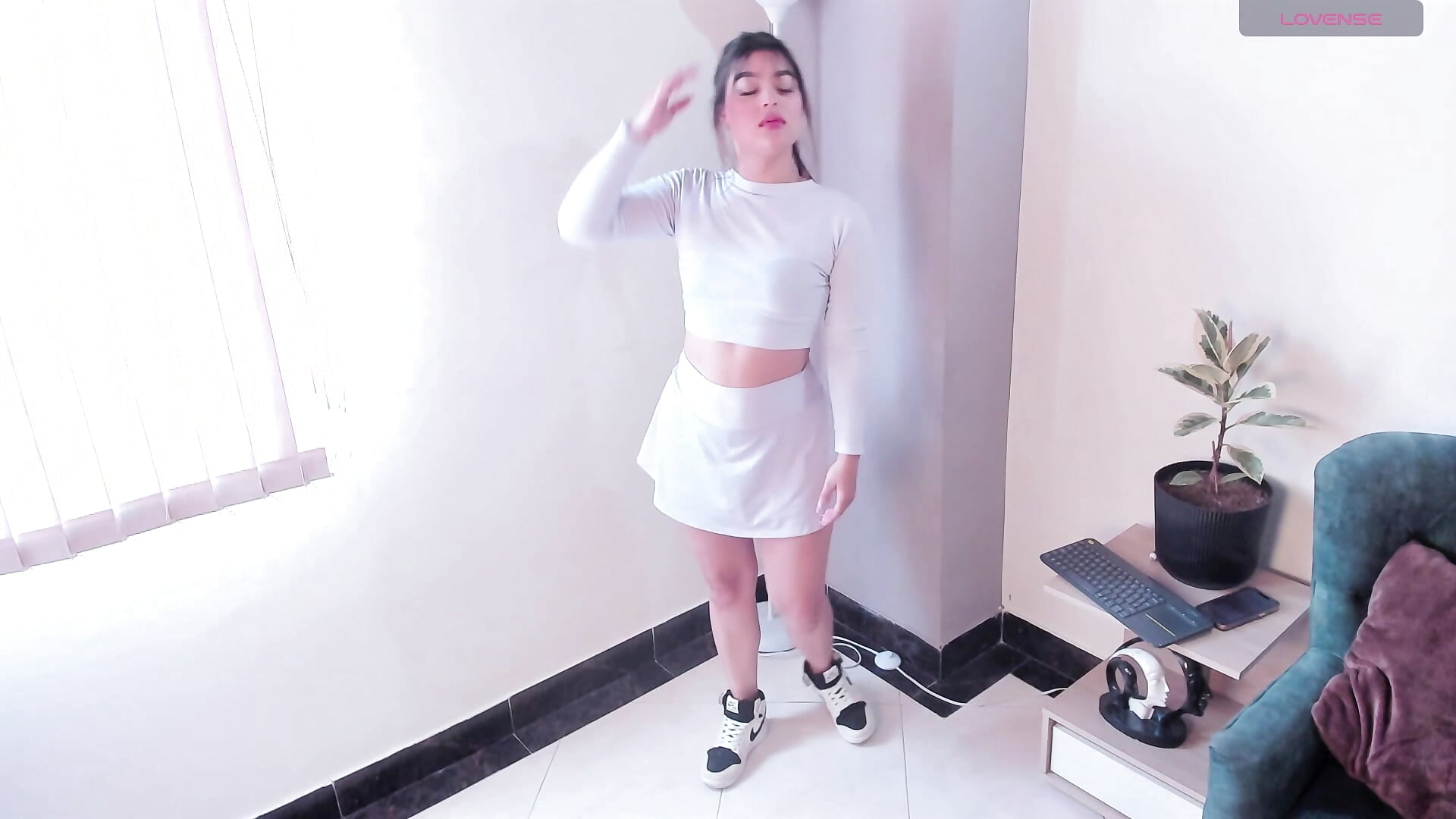 Sexy Max dances for you, come see me - video by Maxinnevance cam model