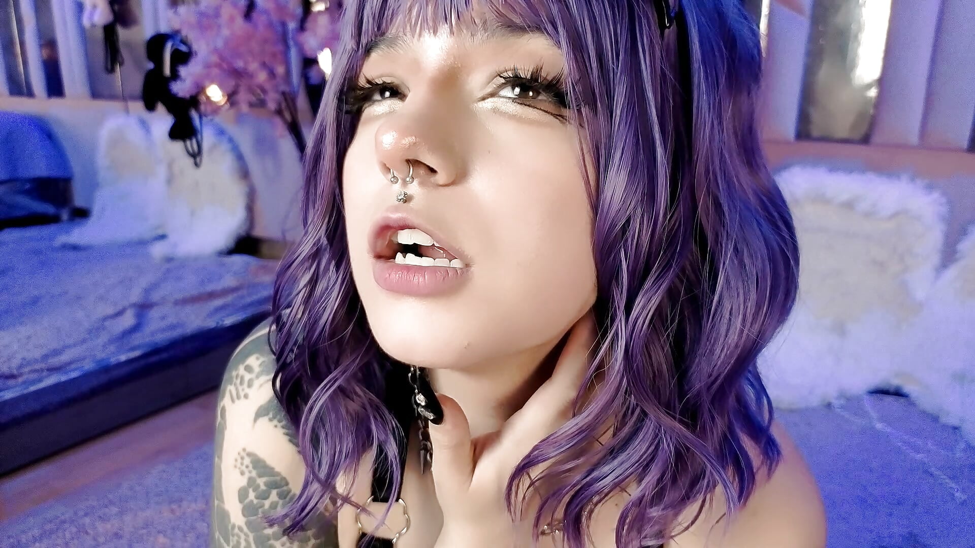 My throat is ready to receive your cock and milk while I caress your balls and you feel the smoke tr - vídeo de la modelo de cam BizzyNoar