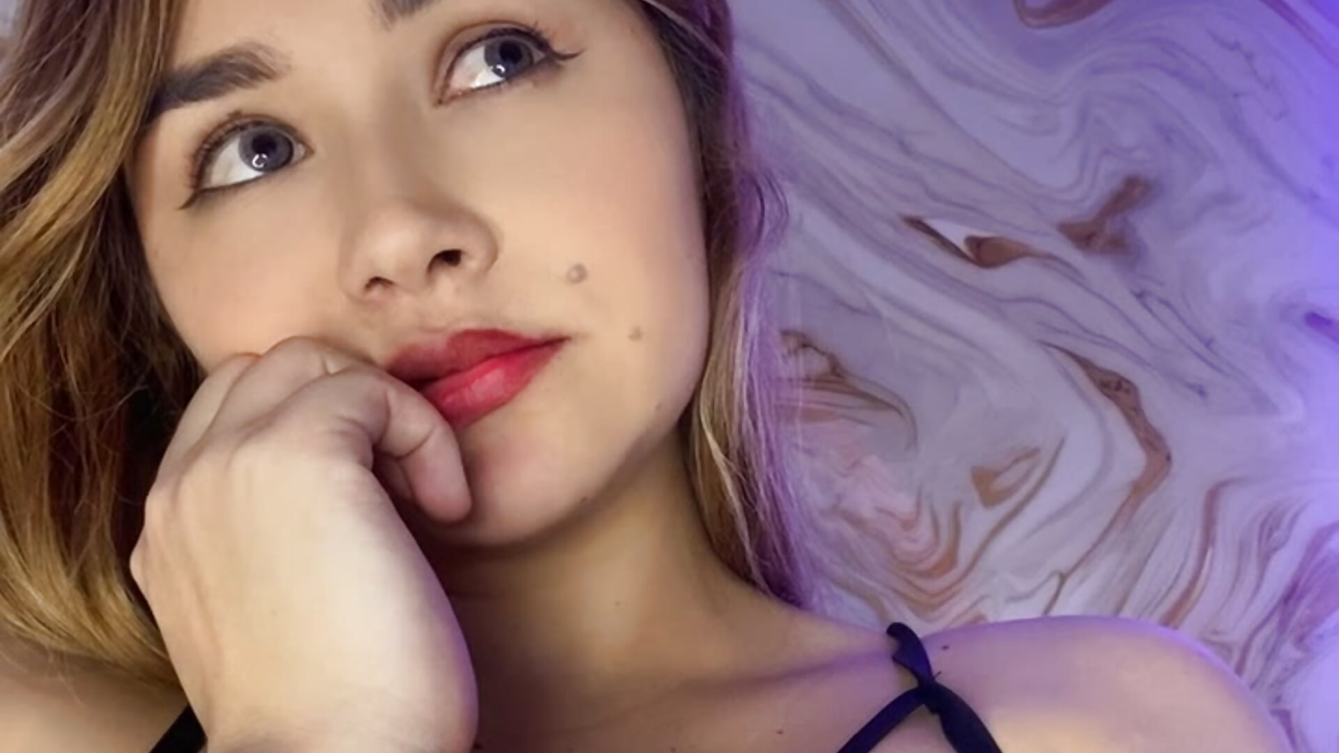 Some delicious chocolates 🍫 🍫 - video av Valeryfox01_ cam model