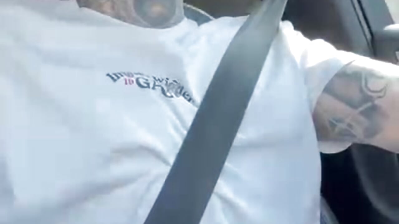 Ich wixxe seinen geilen Schwanz, während er mit dem Auto fährt 💦