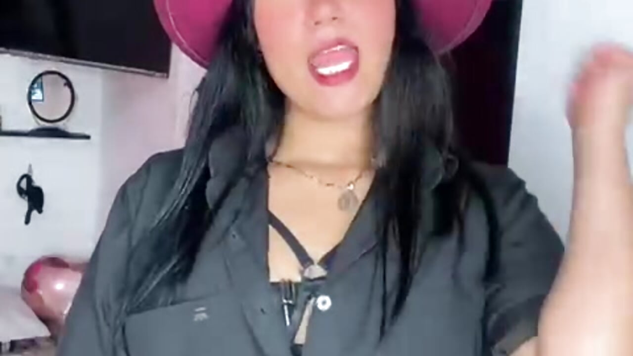 The horse went crazy at the end haha🤣😉🐴 - video by charlottekiss99 cam model