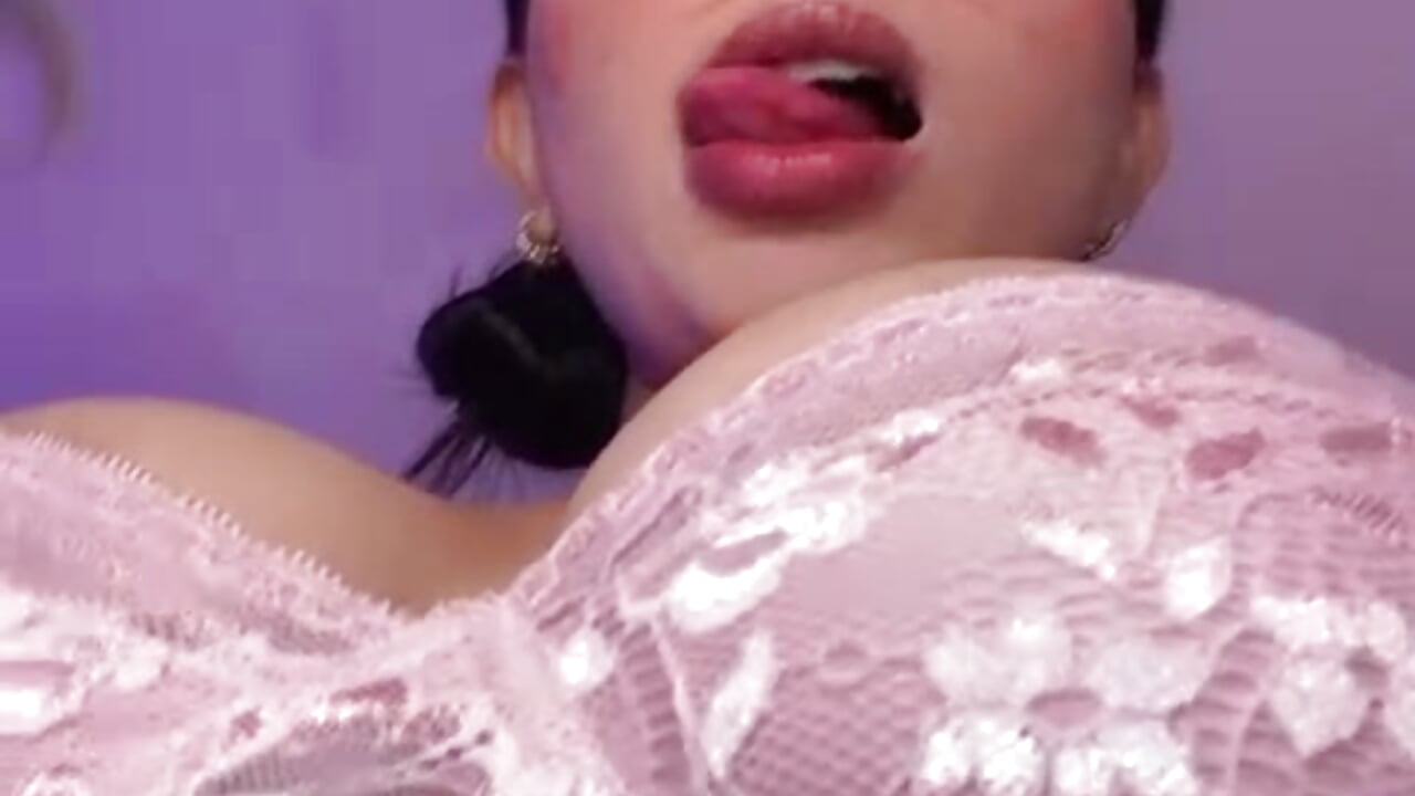 Touch your screen and imagine it’s me whispering your name… 💞🔥 - video by maria_gil cam model