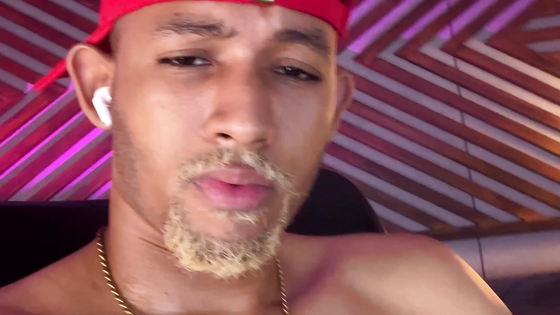 Just kiss me - βίντεο μοντέλου B_Wild