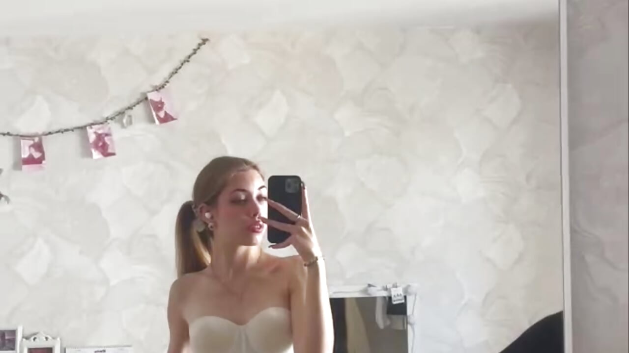 Just me - vidéo du modèle de showcams Leila_Vanilla