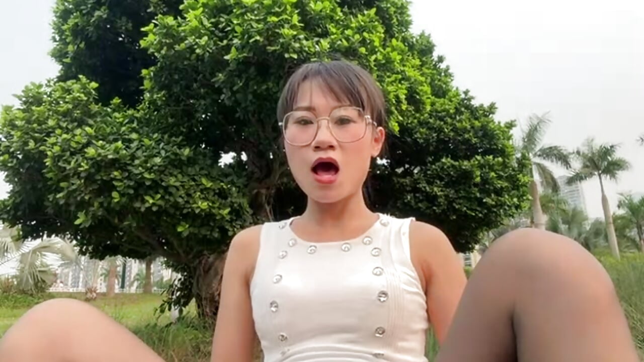 户外草坪公园展示胸胸，自慰刺激骚逼！漏逼让路人发现，全景看屁眼 - video oleh wemroudeyu kamera model
