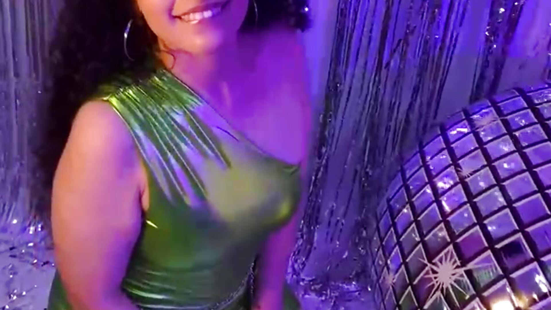 Playing with ballons 💚🎈 - video by Skyler_Fox_ cam model