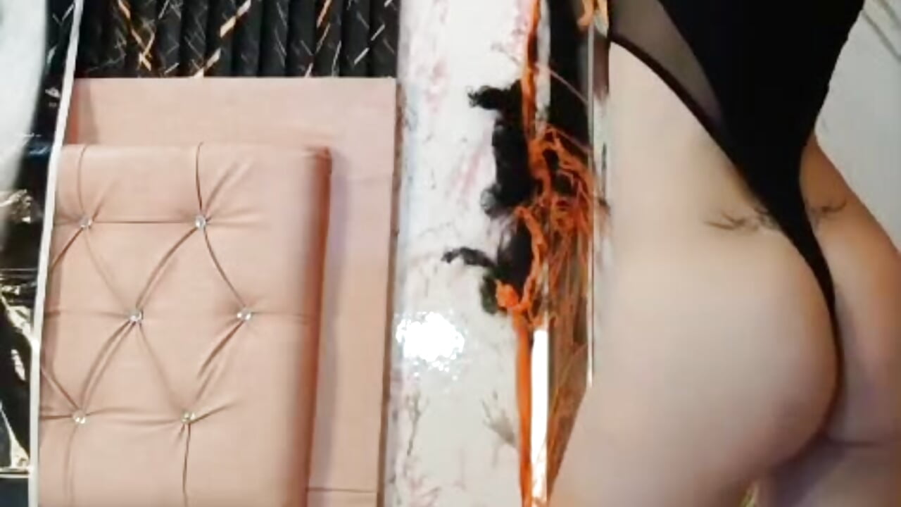 A sensual dance to be arrested - video by Caroline_daring cam model