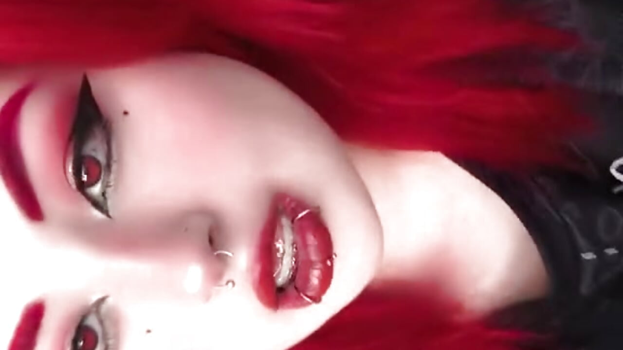 Look me to eyes - video by RavenVamp cam model