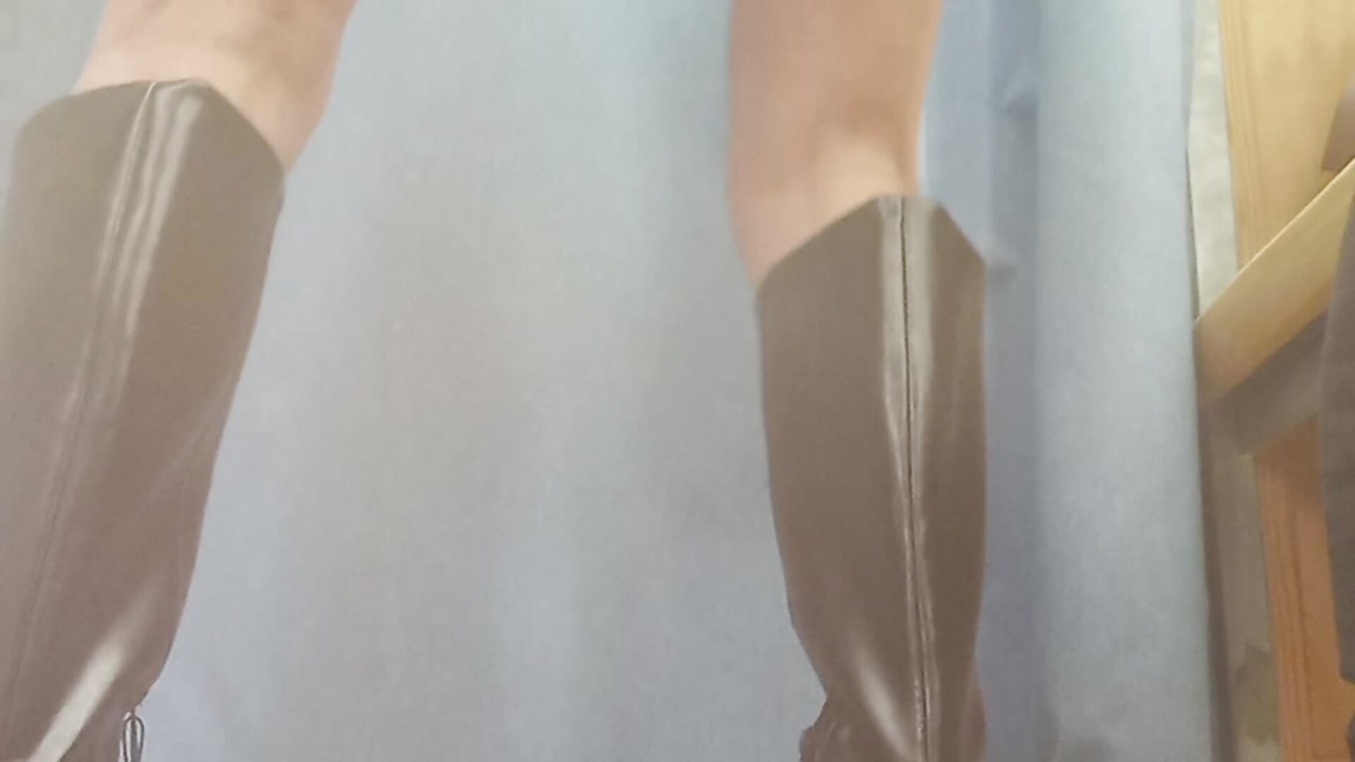 Argento e stivali tacco spillo - camerini 🤐🤩😘😘 - video by Astrid3 cam model