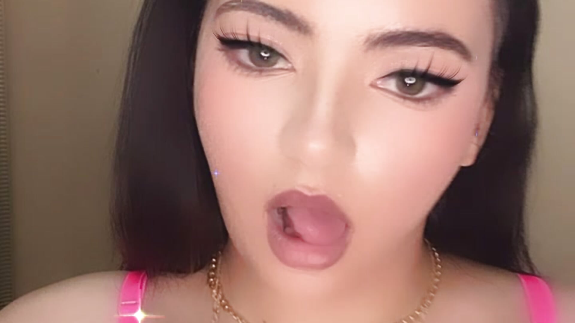 fb926d8060ae439ea99a5d5e093b3dd9.mov - video by Sofia_dolly2569 cam model