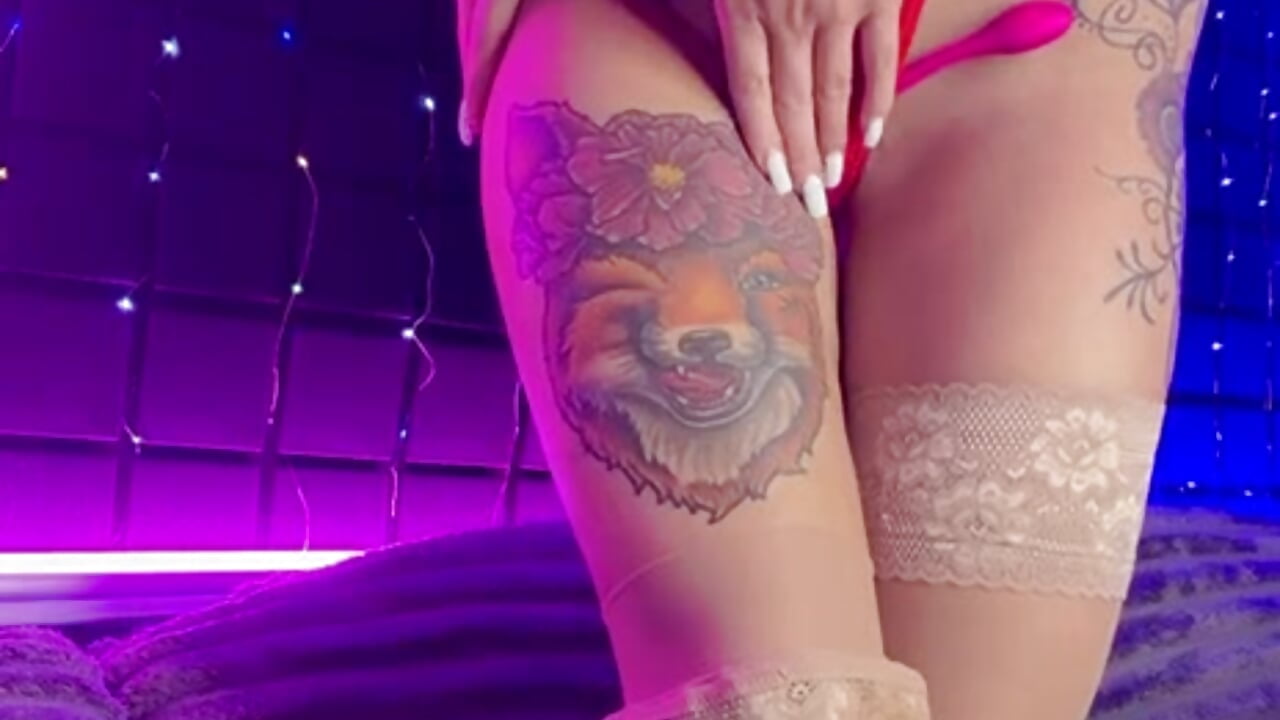 Tatoo - vídeo de la modelo de cam AngelOCrystals