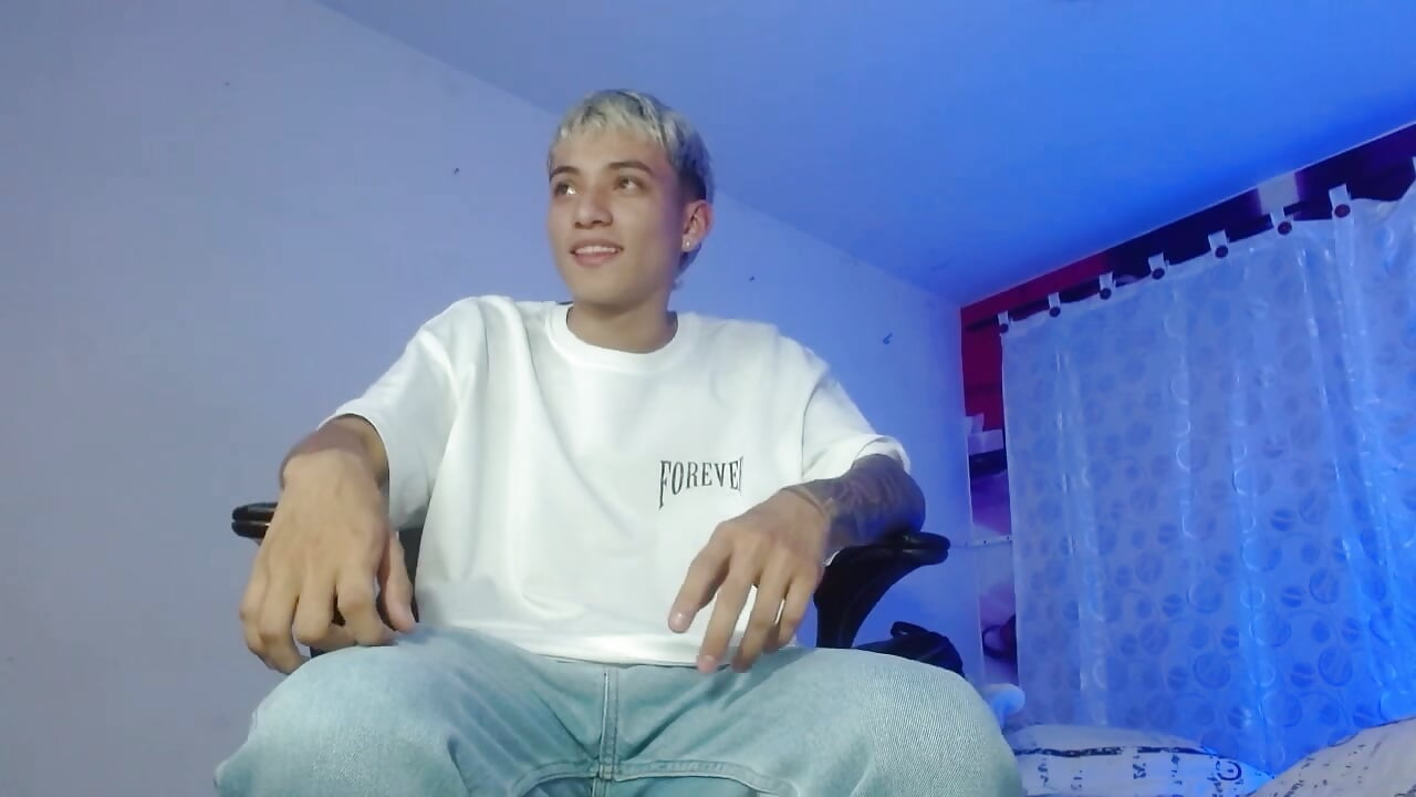 kisses - video by weesley_boy cam model