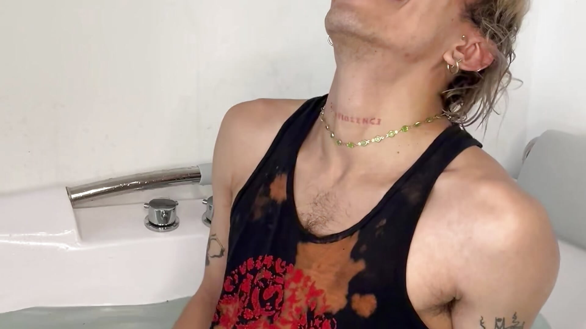 Cumming in the bath 🔥 - video by Darkodark0 cam model