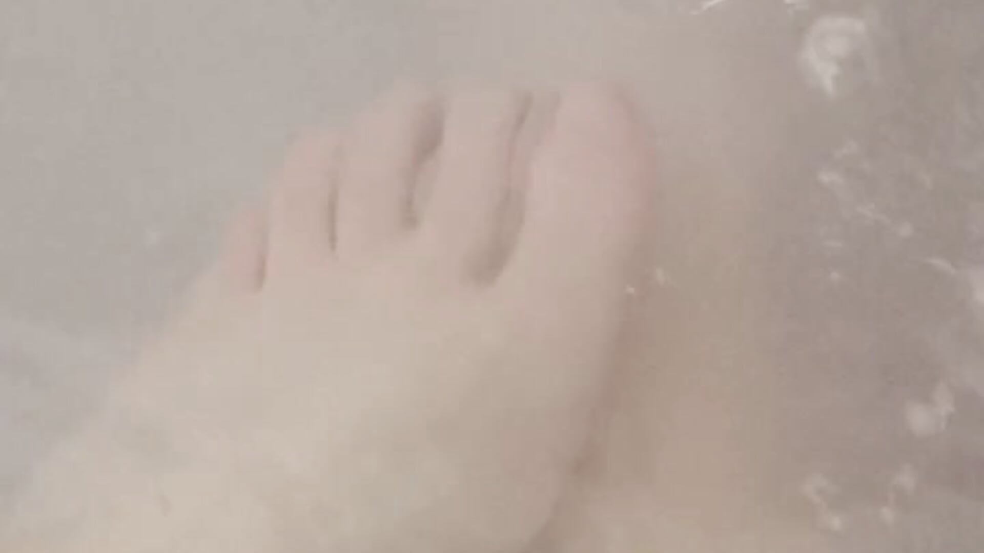 Feet in the water ^^ – видео вебкам-модели KrisNeal