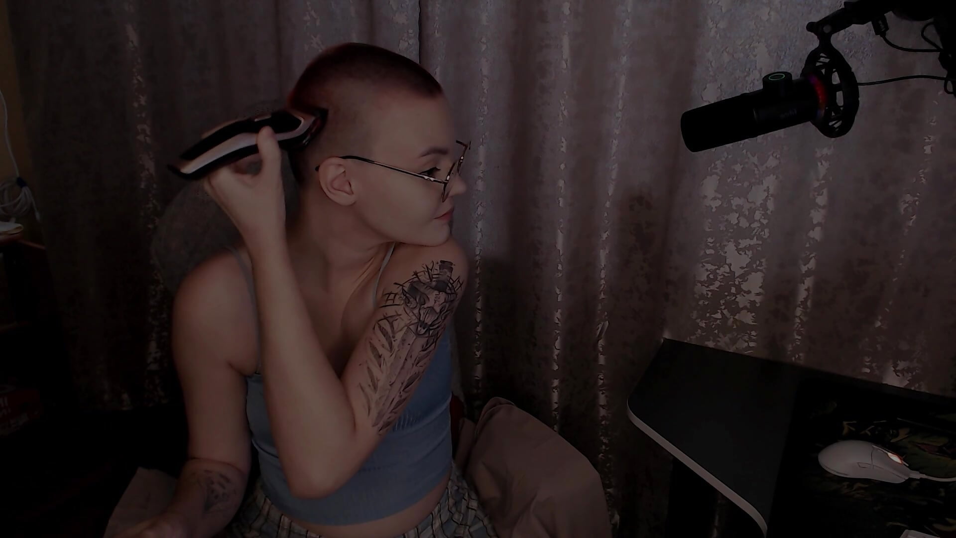 I shave under 3 mm - video oleh model kamera KrisNeal