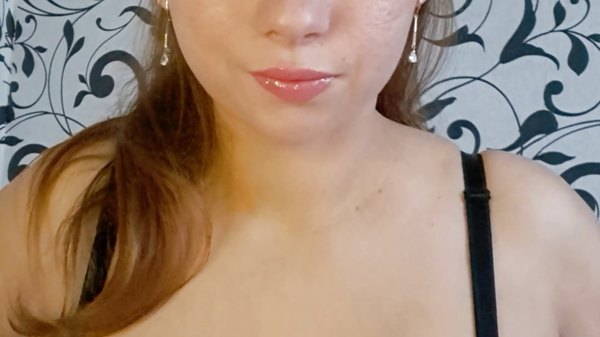 Sometimes beauty is in the moment when unnecessary layers disappear...－カメラキャストのYourEmilieの動画