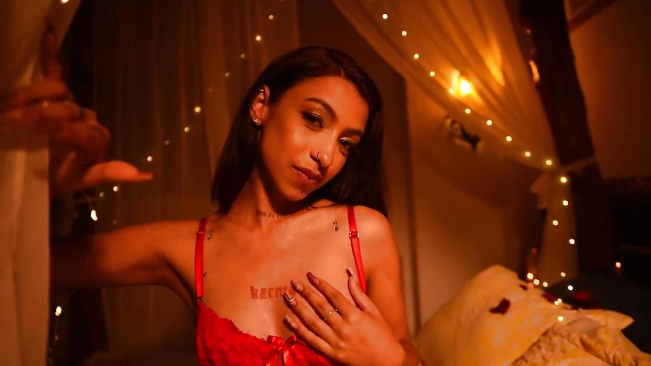 get closer to see me better!! - video by emma_hearths cam model