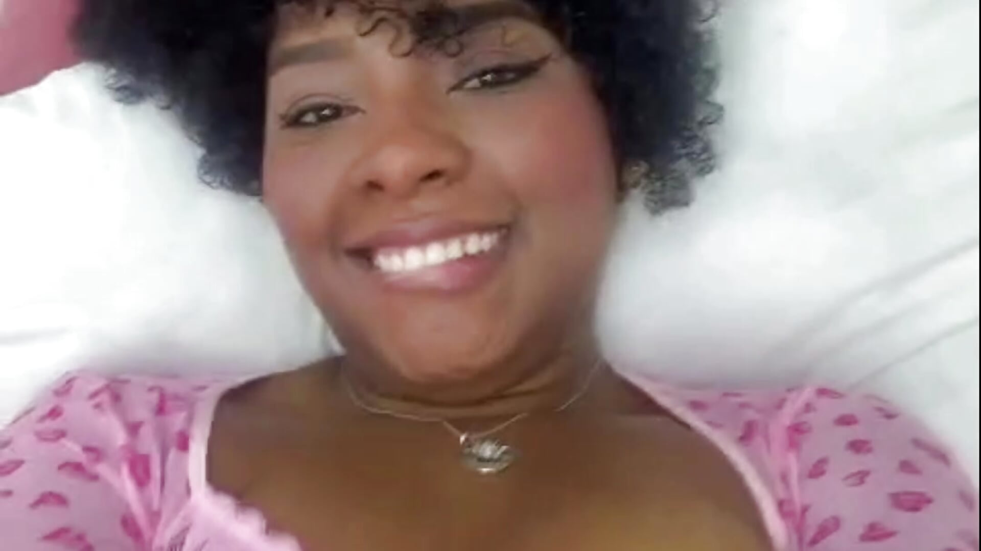 Breakfast in bed or would you prefer me? ☕🍓－カメラキャストのValeryCortezmの動画