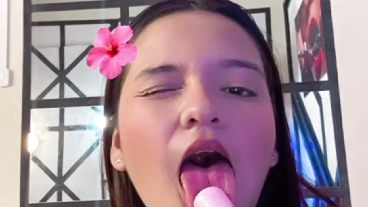 🤤 - відео від вебкаммоделі sarai_mv1