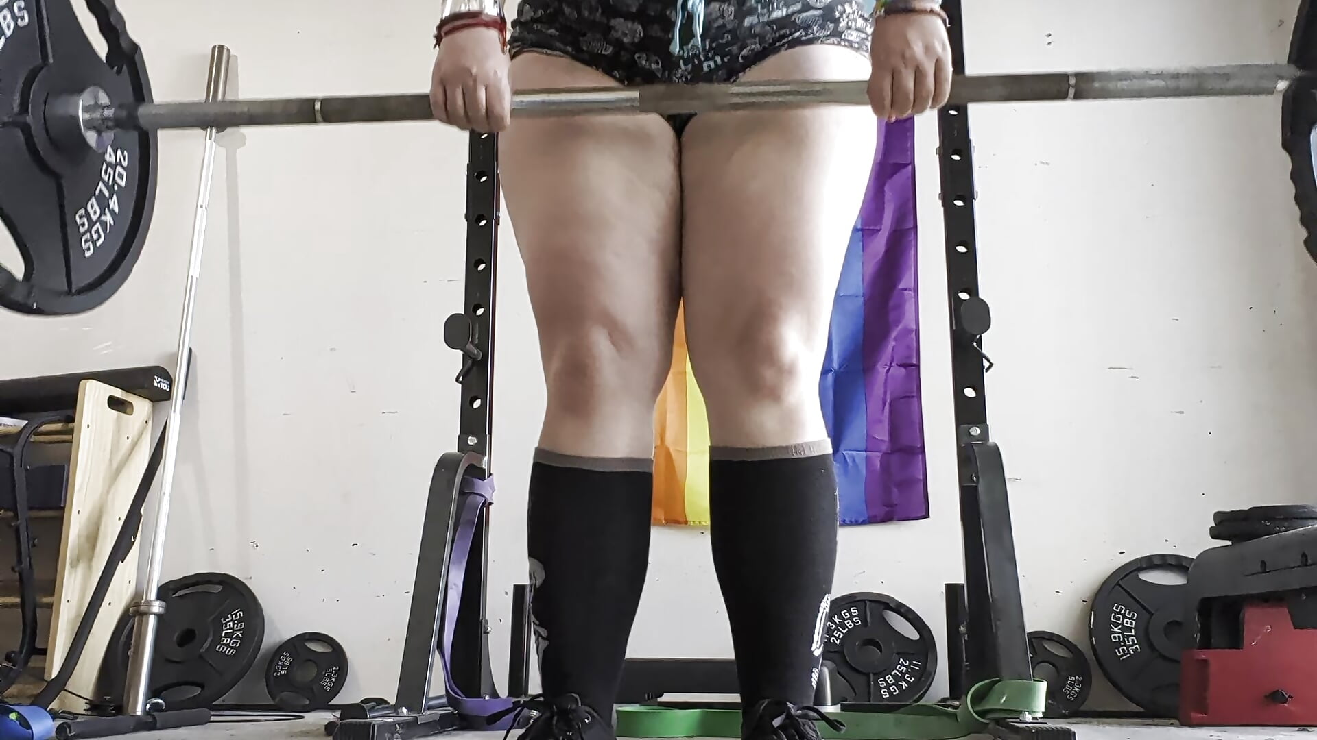 Shaking ass in the garage gym is mandatory 💅🏼