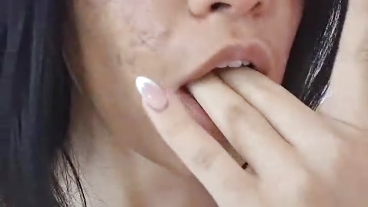 mira mis hermosos pircing - vídeo de AryCorinne modelo de câmara