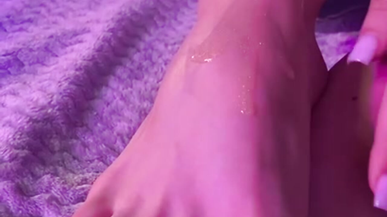 Let’s oil up that toes - video by Jessasmith cam model