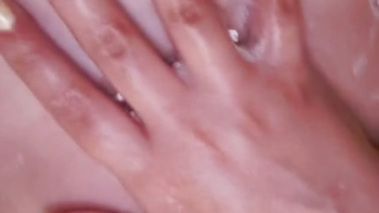 Playing with my wet body - video by honeywhisper69 cam model