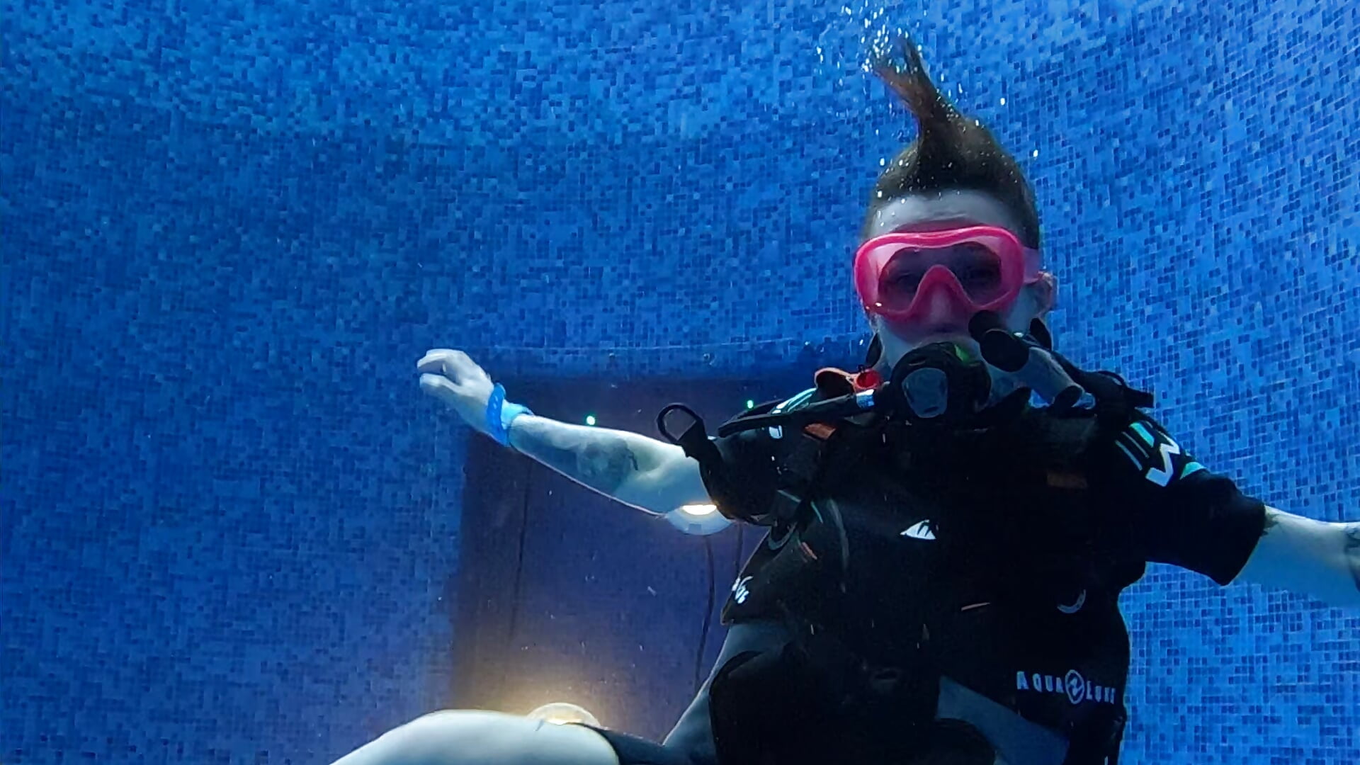 Diving - video by LilithPoison cam model