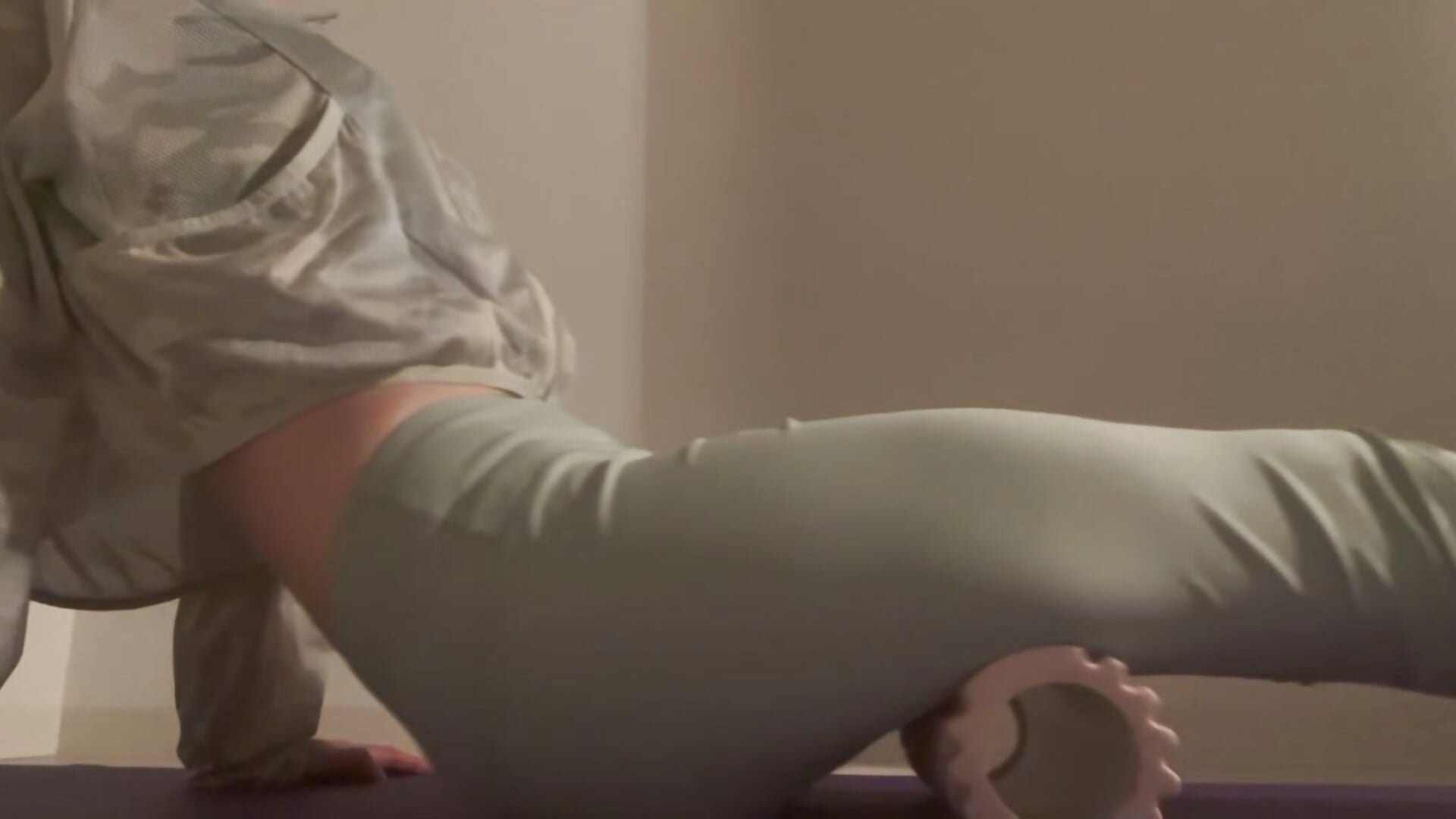 ヨガ中♪（無言です！）太くて柔らかいの＞＜//それでここから・・・画像詳細へ♪ - video by Emilia0606 cam model