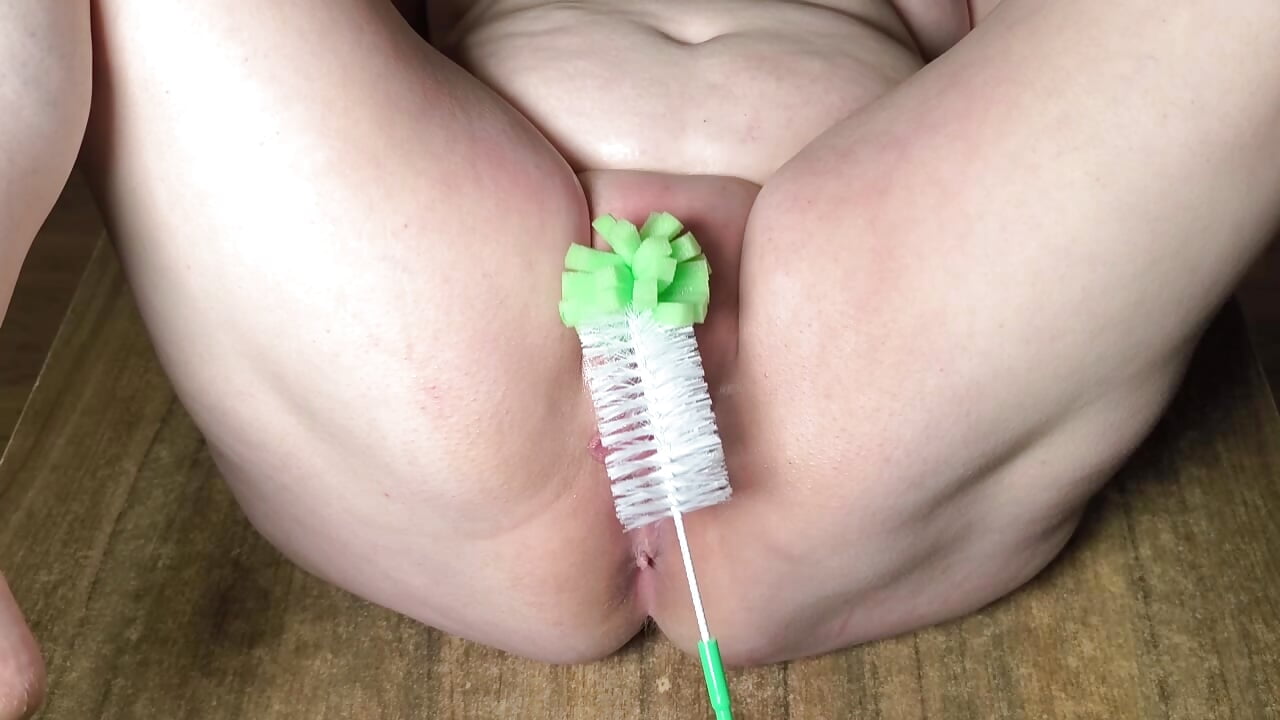Painful brush insertion 1 – video af BouncyTitsAction cam-model
