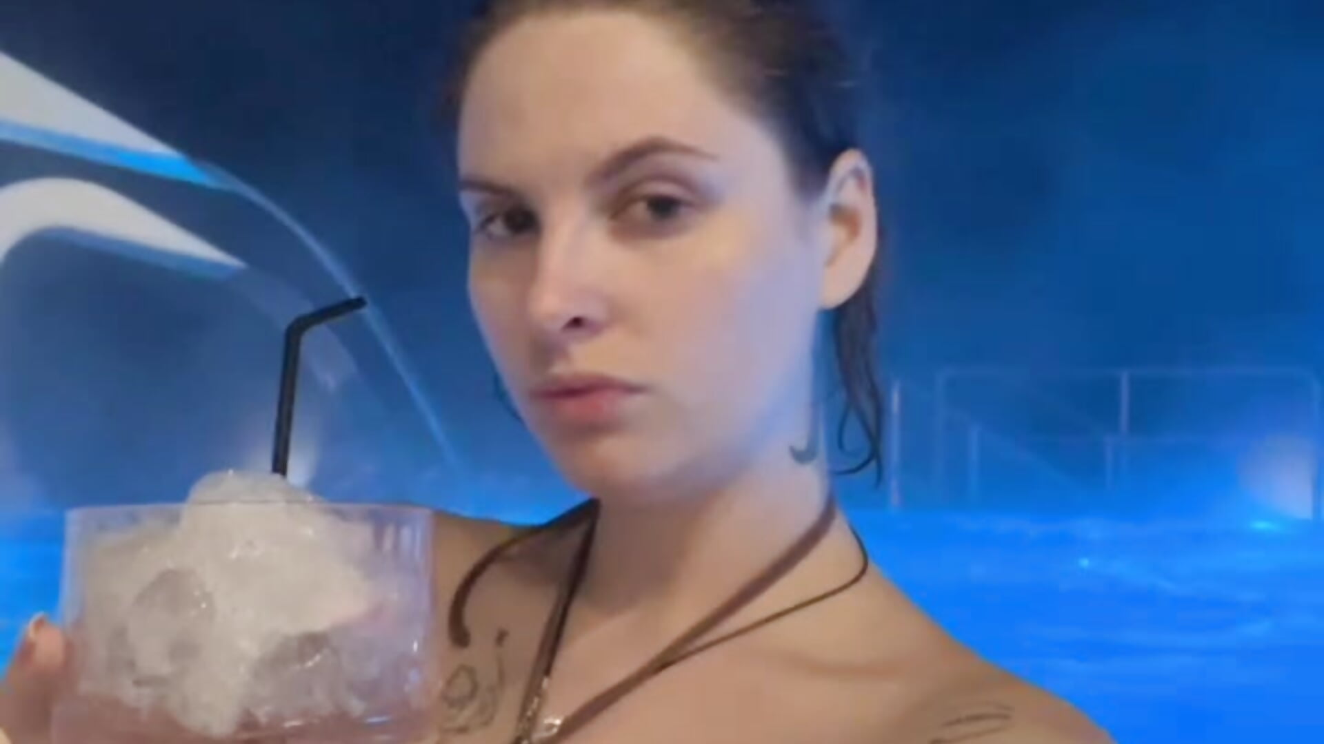 Sexy in swimming pool - vídeo de SabrinaRayX modelo de câmara