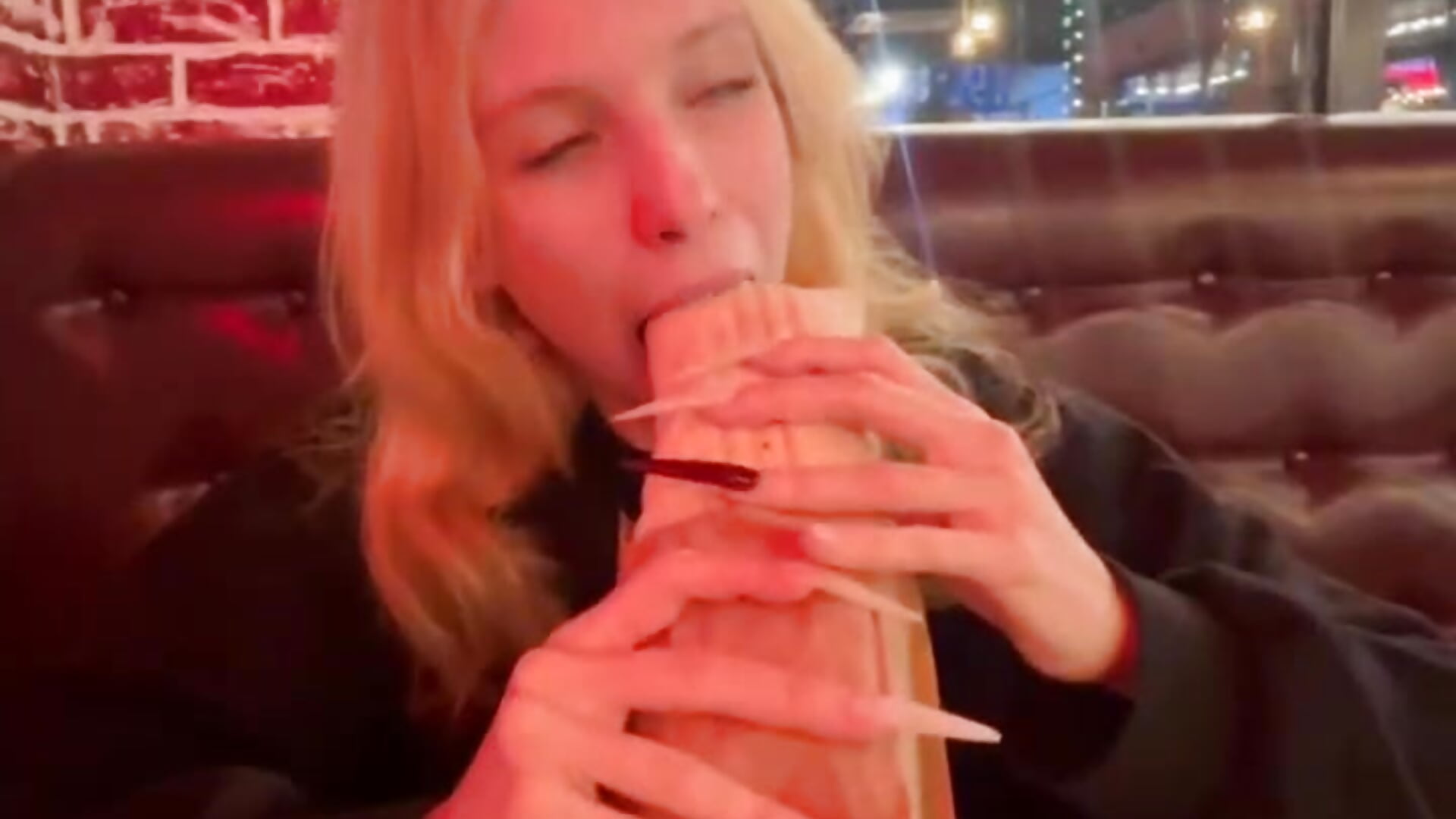 I'm eating a huge shawarma!! Hehe - відео від вебкаммоделі Fafa_Fluff