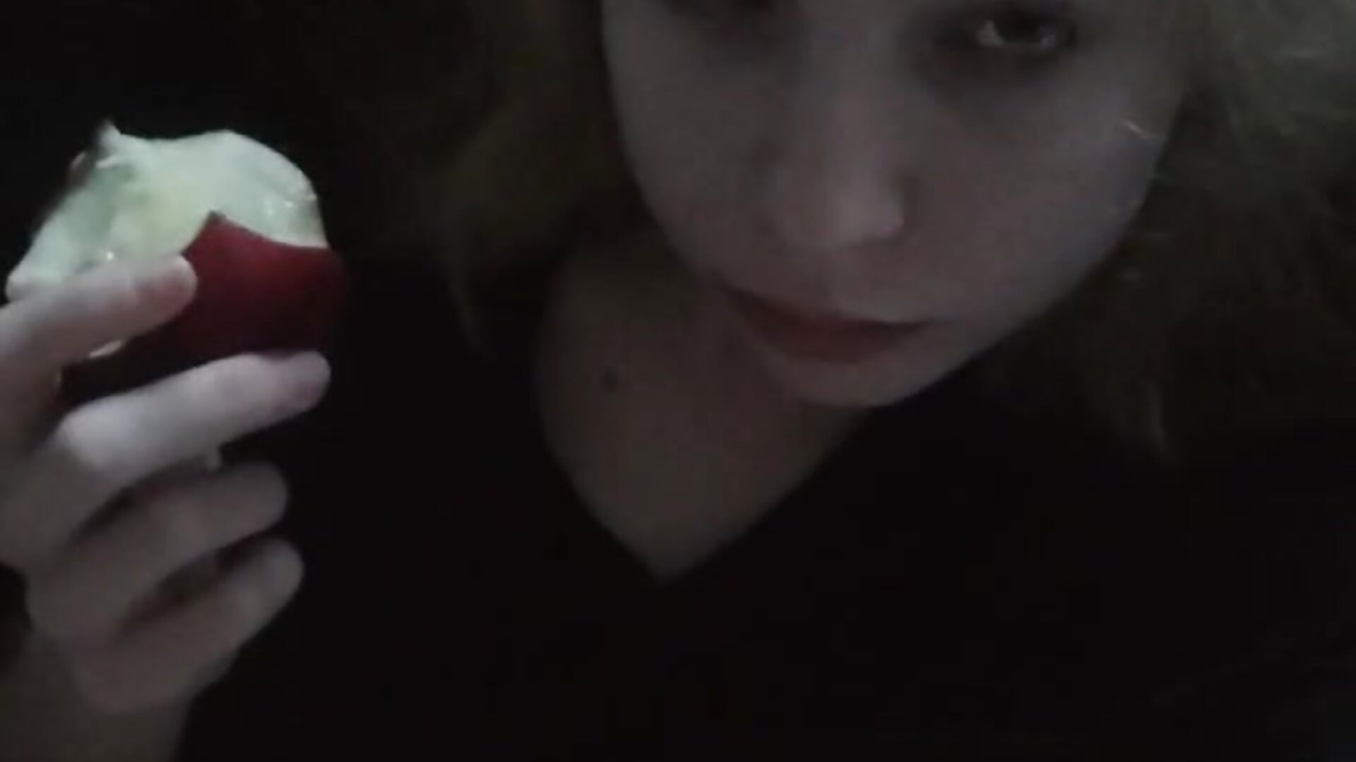 I'm eating an apple haha) — filmik Fafa_Fluff, modela(-lki) na kamerkach