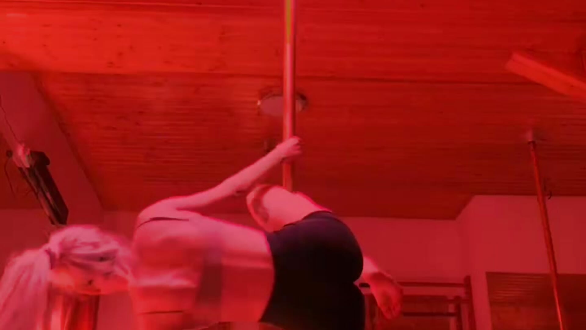 Pole Teasing😈 - vídeo de la modelo de cam SiennaJayden