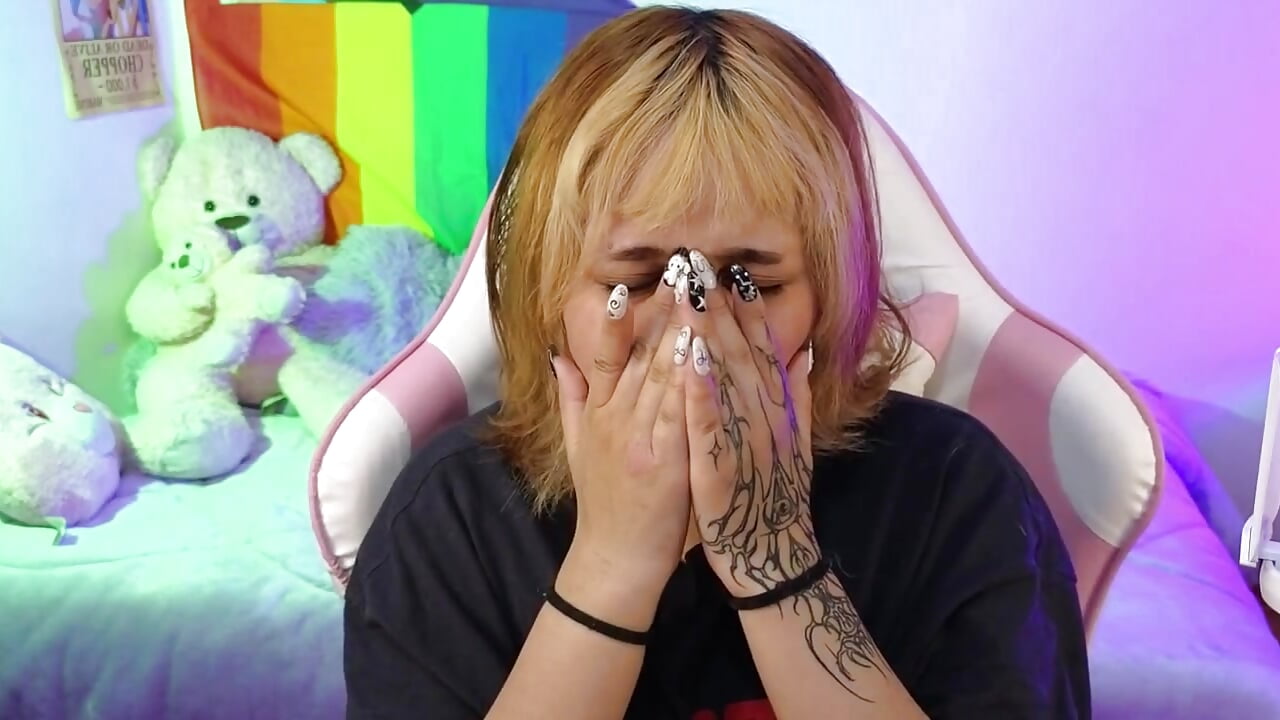 In case you want to see me sneeze lol – video modela na kameri NekoWaifu