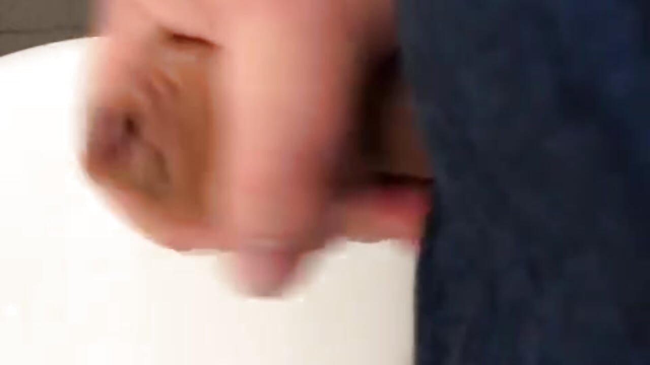 spritzen auf öffentlicher toilette - video by fetter_Daddy_Berlin cam model
